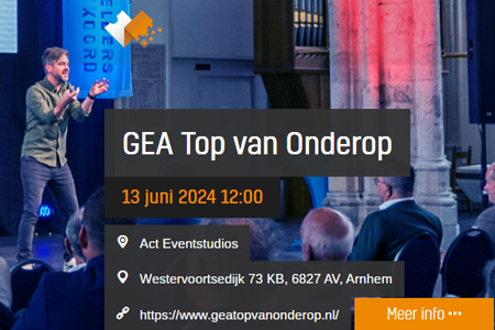 Man op podium ter aankondiging van de GEA Top van Onderop 2024, die op donderdag 13 juni 2024 plaatsvindt in de Act Eventstudios in Arnhem